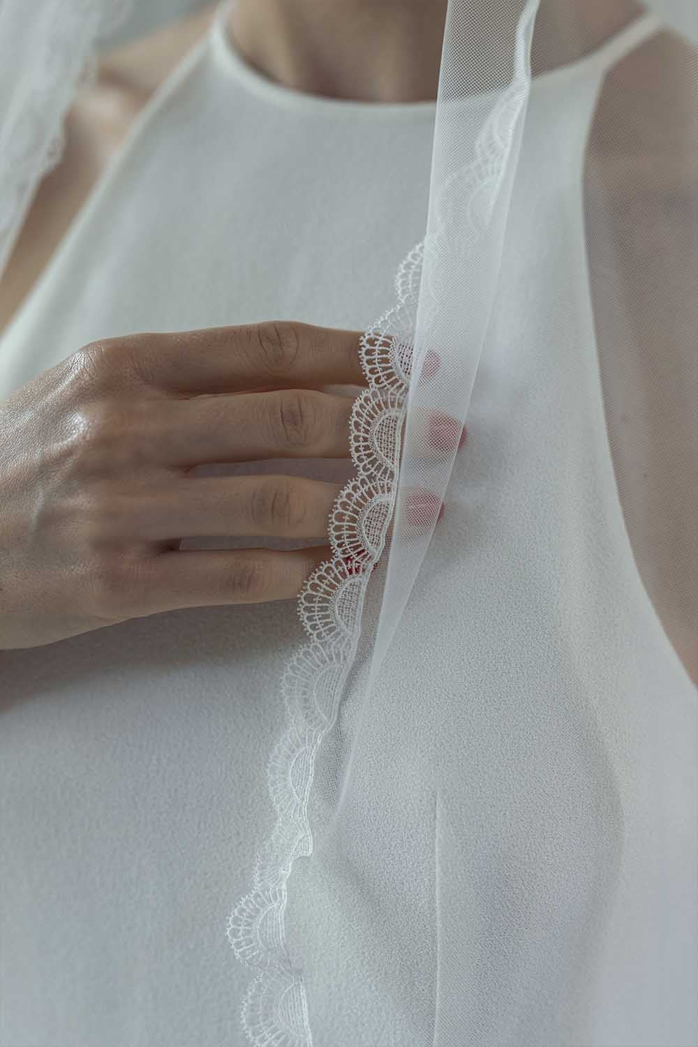 VOILE LONG BORDE DE DENTELLE SANS RETOUR
