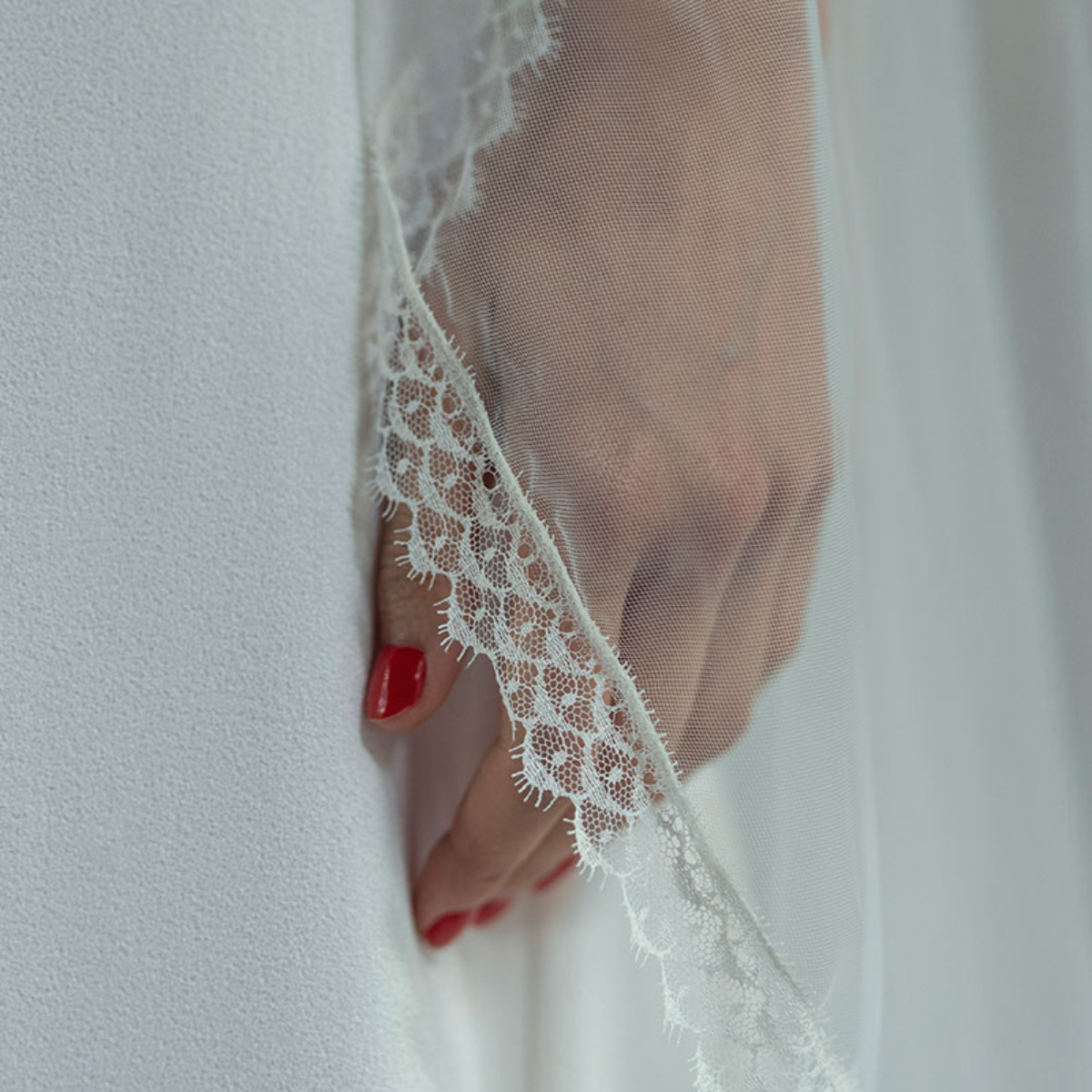 VOILE LONG EN SOIE BORDÉ DE DENTELLE