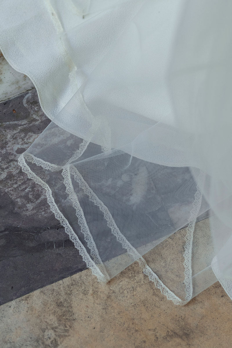 VOILE LONG EN SOIE BORDÉ DE DENTELLE