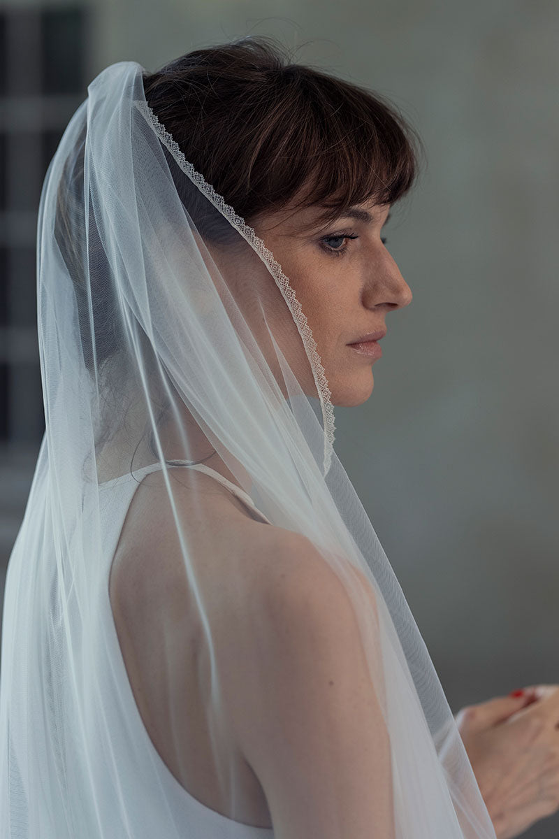 VOILE LONG EN SOIE BORDÉ DE DENTELLE
