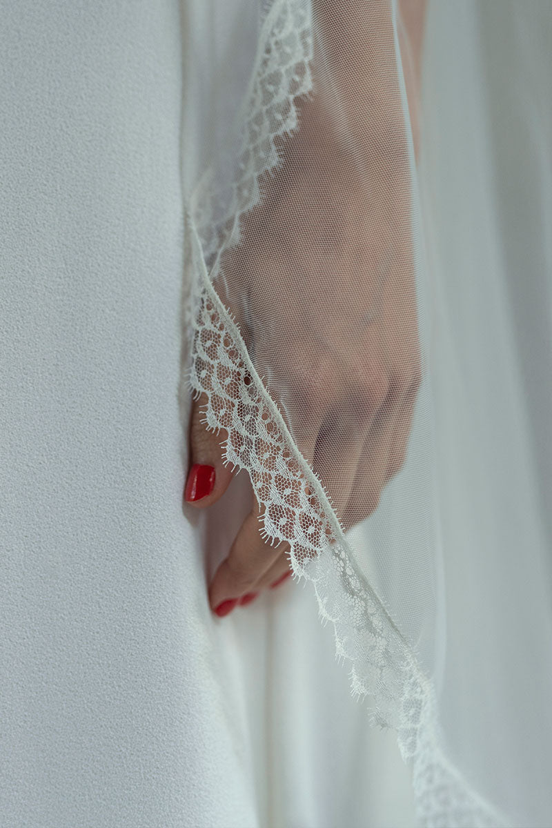 VOILE COURT BORDÉ DE DENTELLE
