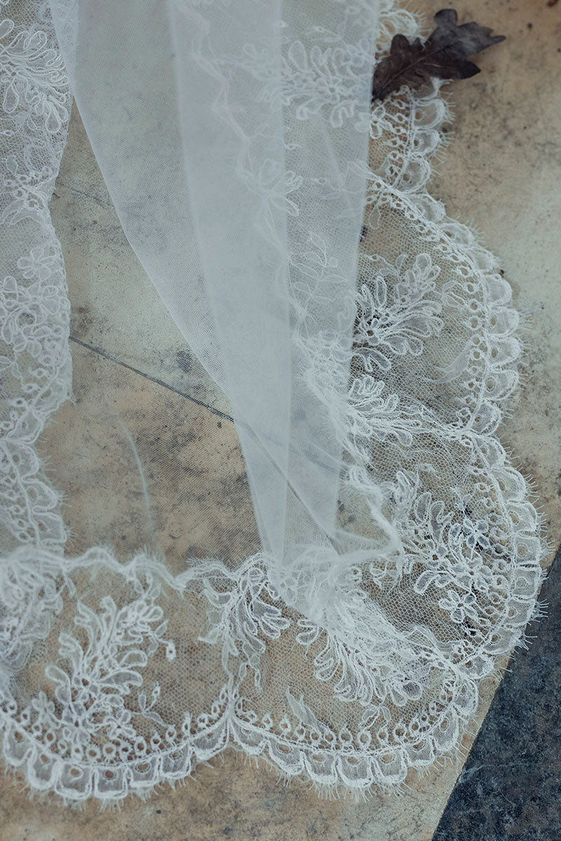 VOILE LONG BORDE DE DENTELLE SANS RETOUR