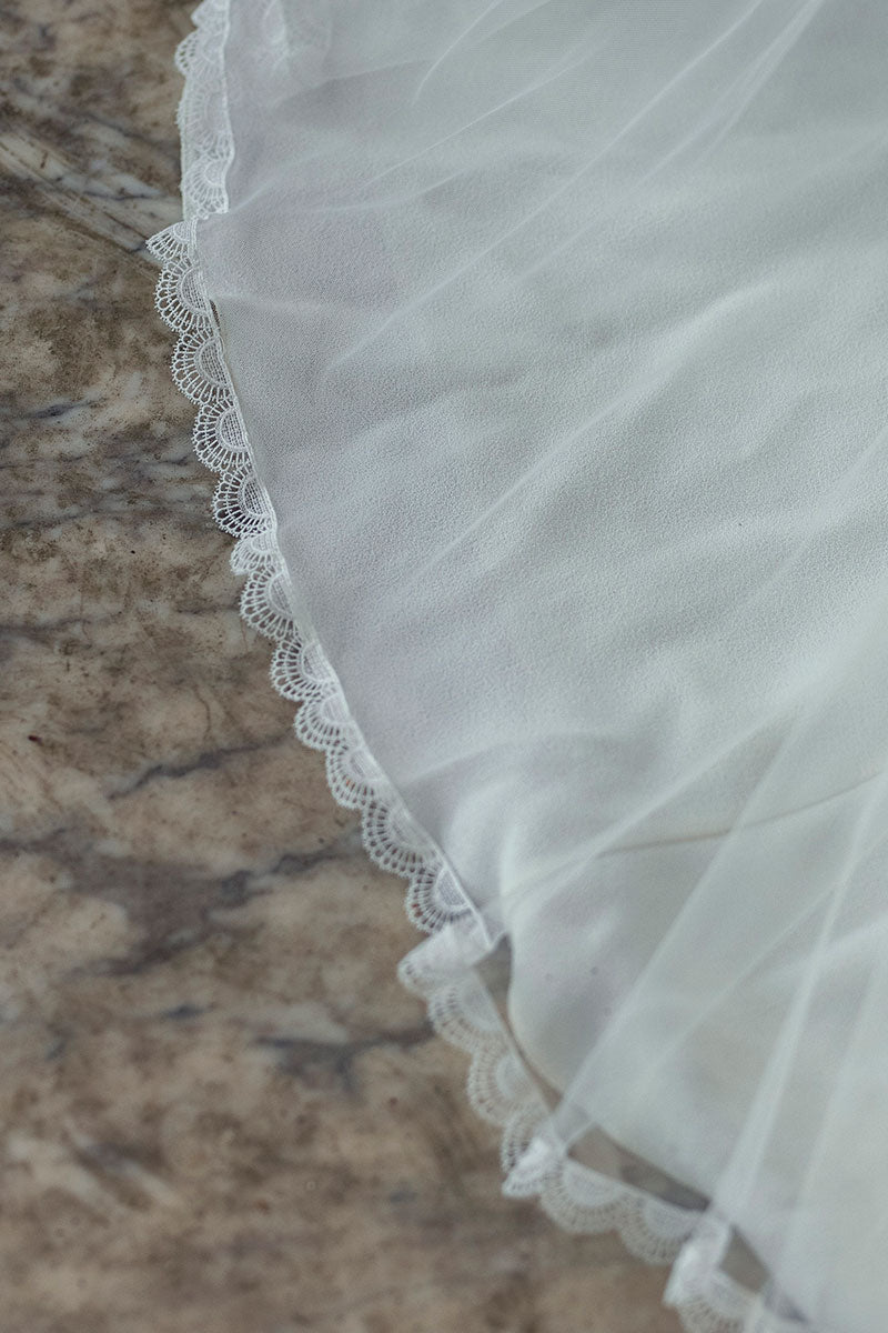 VOILE COURT BORDÉ DE DENTELLE