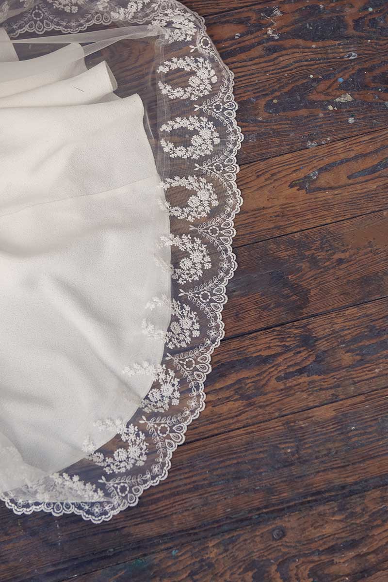 VOILE LONG BORDE DE DENTELLE SANS RETOUR