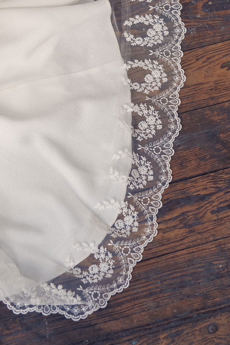 VOILE LONG BORDE DE DENTELLE SANS RETOUR