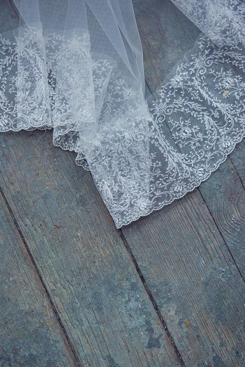 VOILE COURT BORDÉ DE DENTELLE