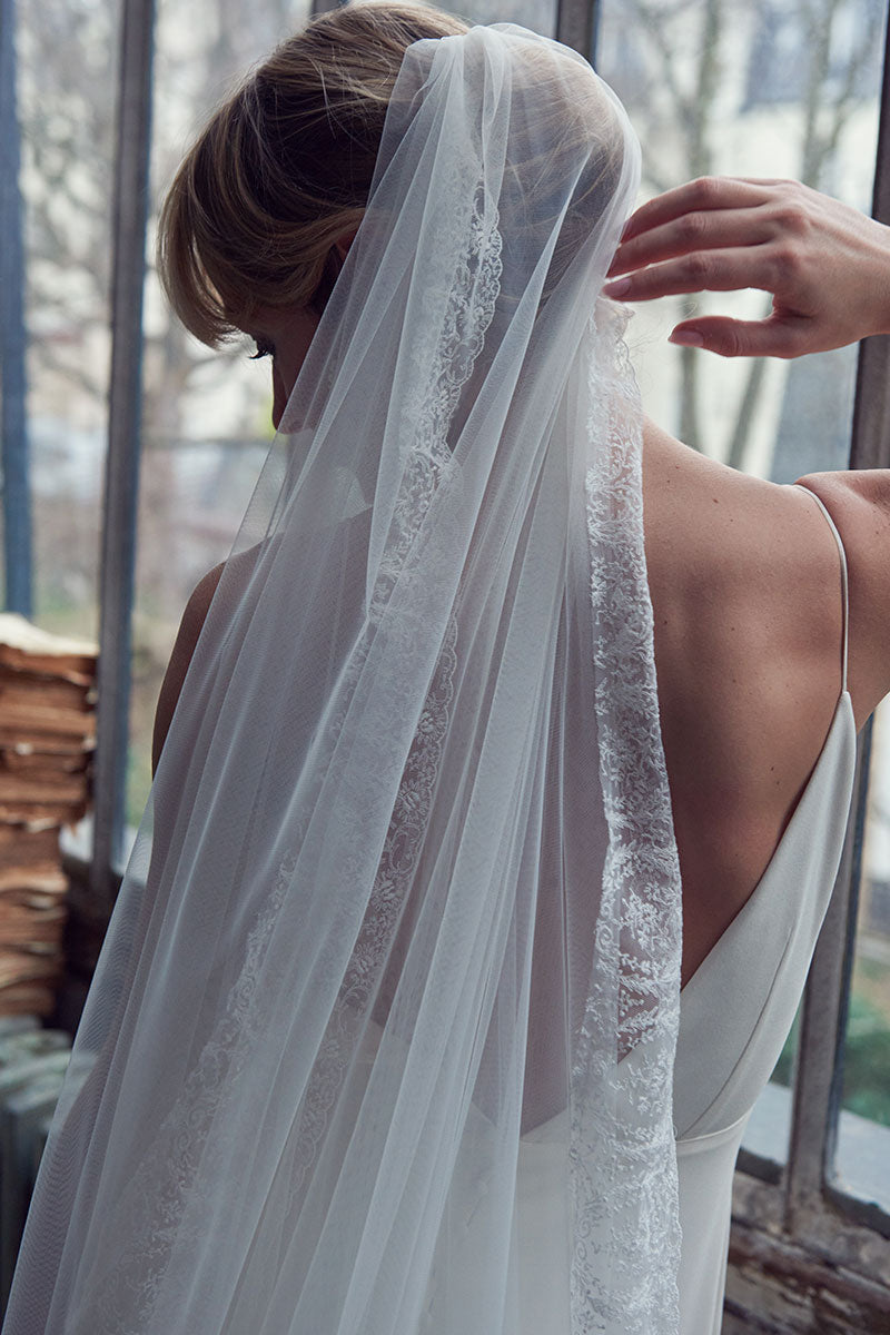 VOILE LONG BORDE DE DENTELLE SANS RETOUR