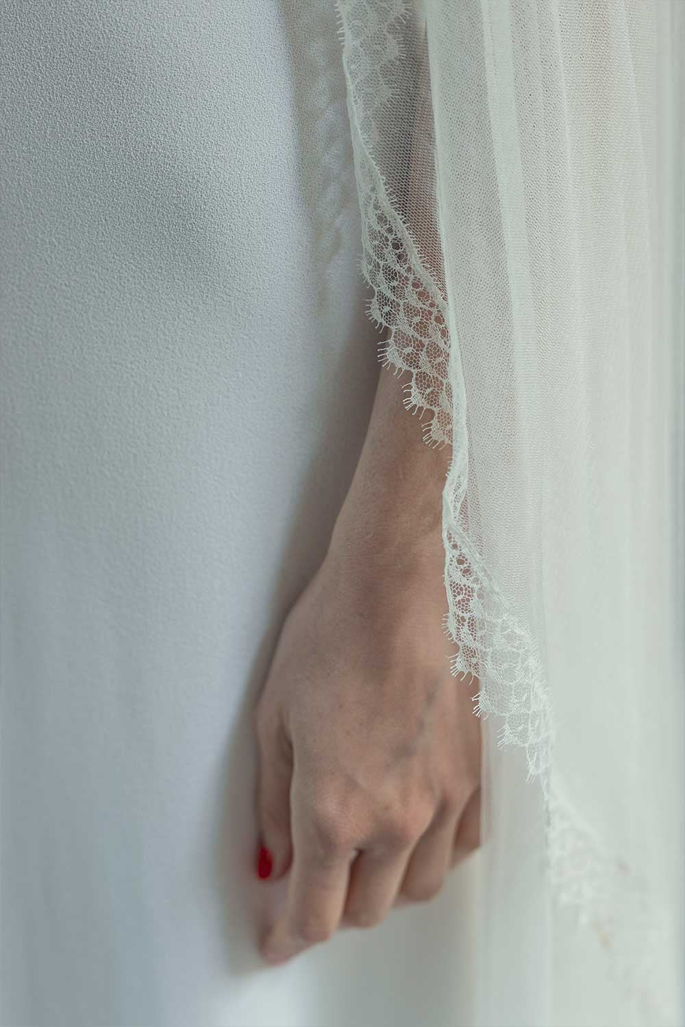 VOILE LONG EN SOIE BORDÉ DE DENTELLE