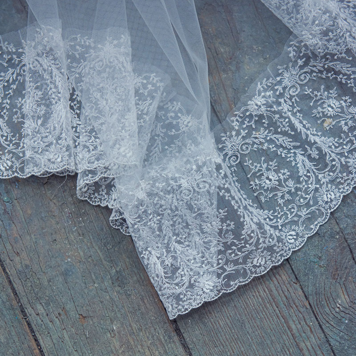 LONG VEIL WITH LACE TRIM AND RETURN