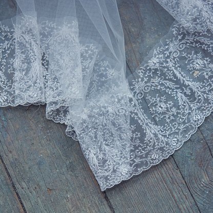 LONG VEIL WITH LACE TRIM AND RETURN