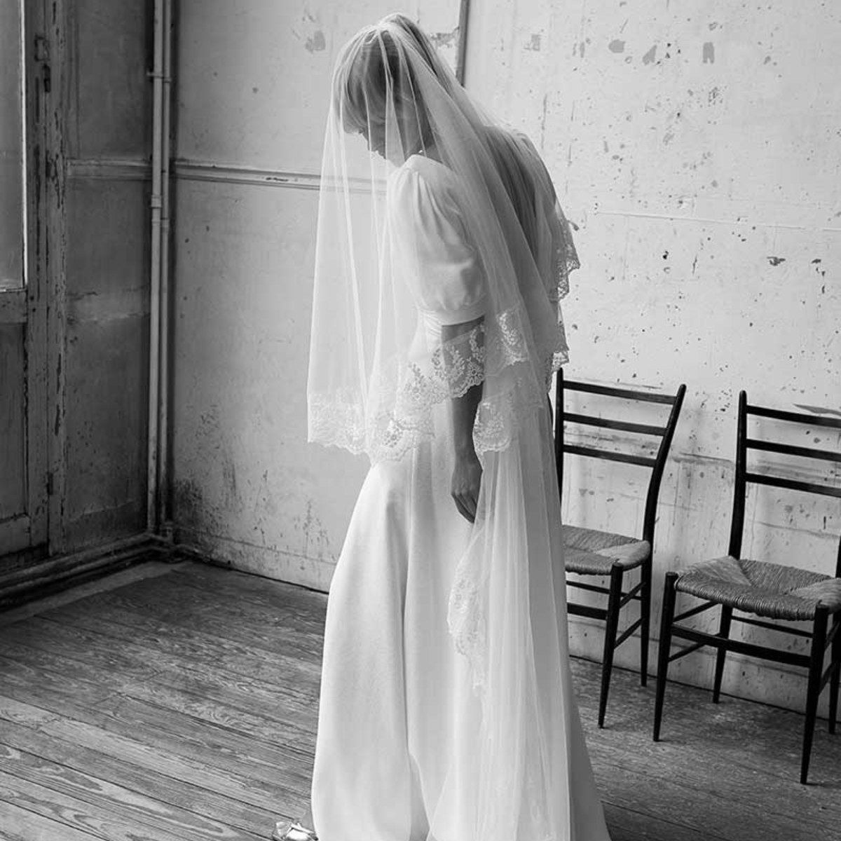 VOILE LONG BORDÉ DE DENTELLE AVEC RETOUR