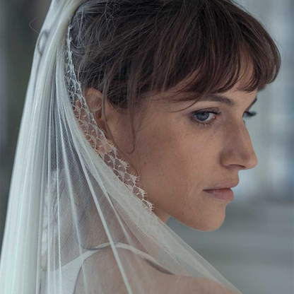 VOILE LONG EN SOIE BORDÉ DE DENTELLE