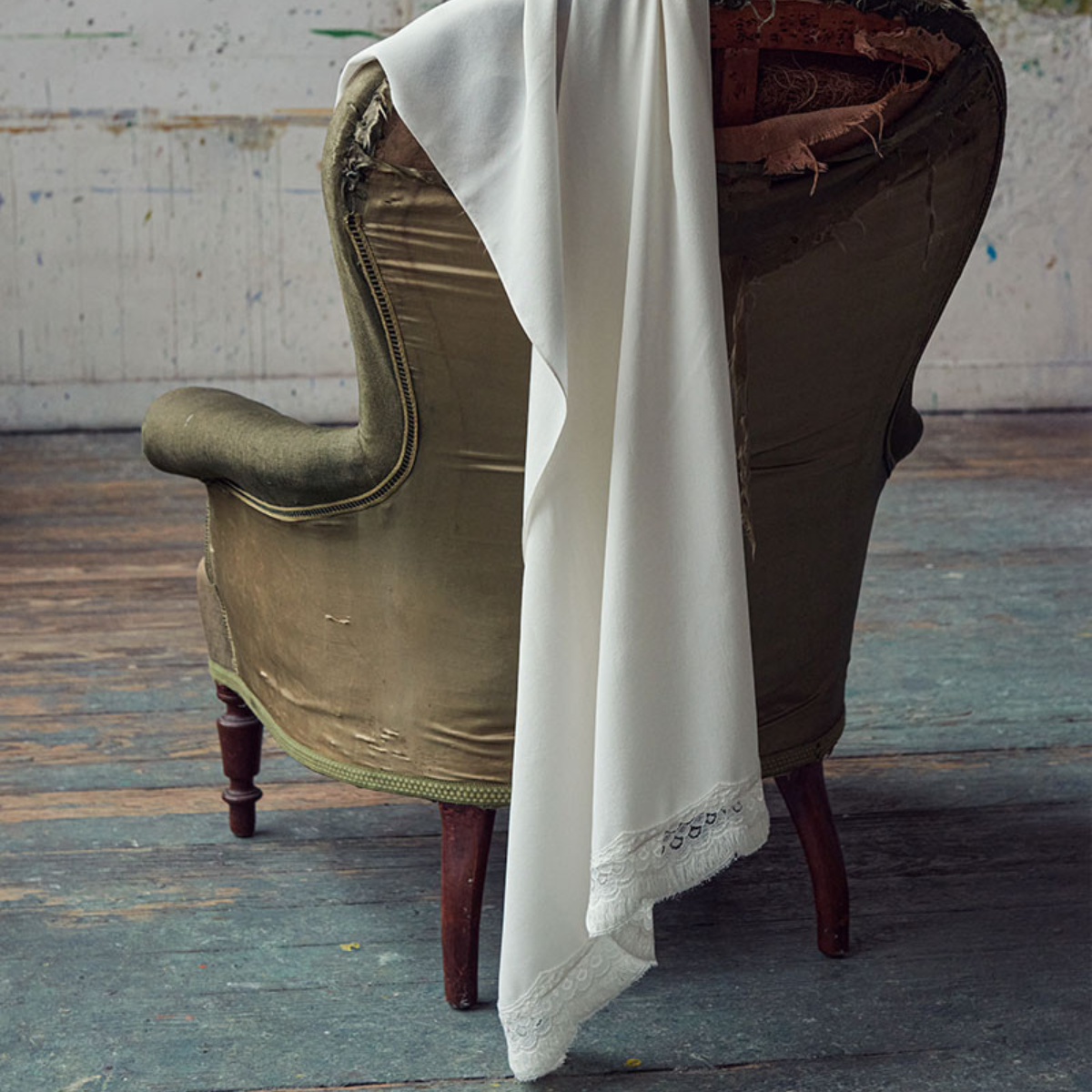 LONG VEIL WITH LACE TRIM AND RETURN