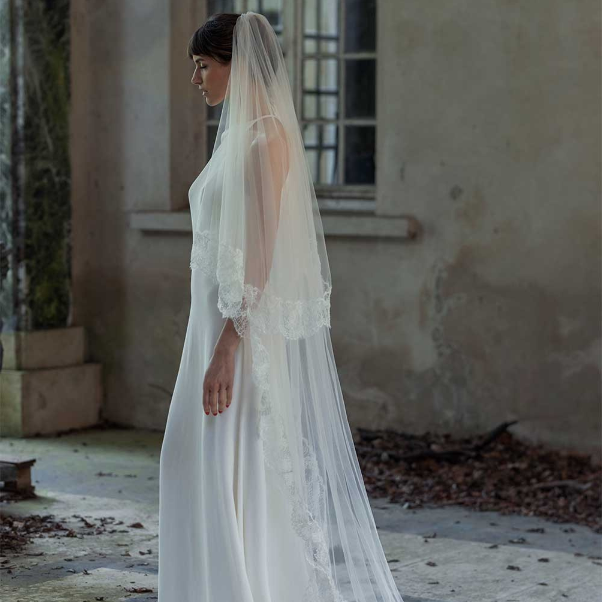 VOILE LONG BORDÉ DE DENTELLE AVEC RETOUR