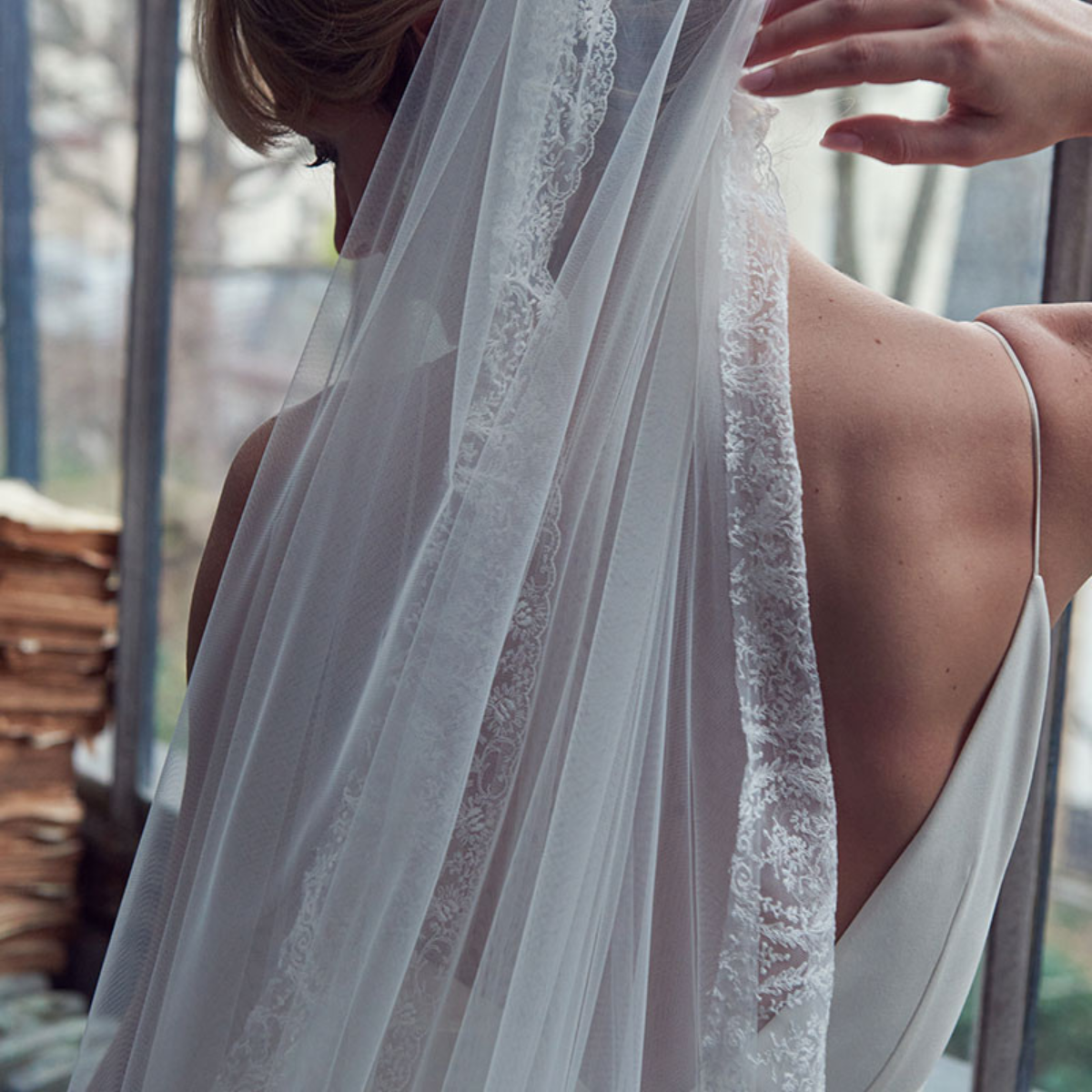 VOILE LONG BORDE DE DENTELLE SANS RETOUR