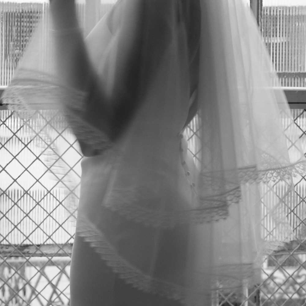 VOILE COURT BORDÉ DE DENTELLE