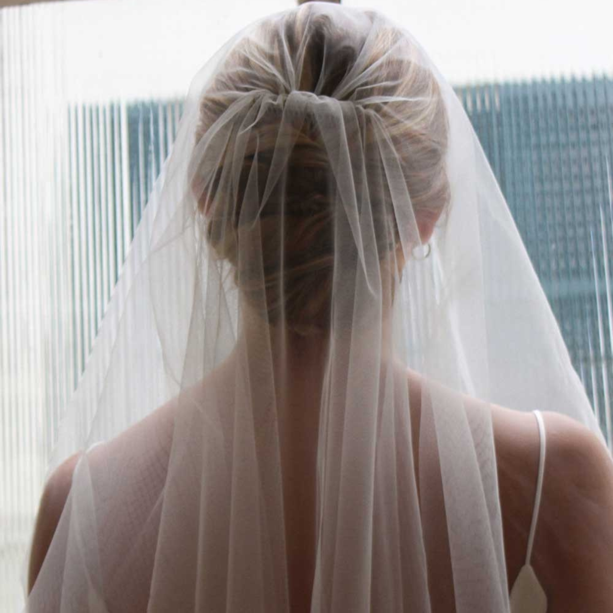 VOILE COURT BORDÉ DE DENTELLE