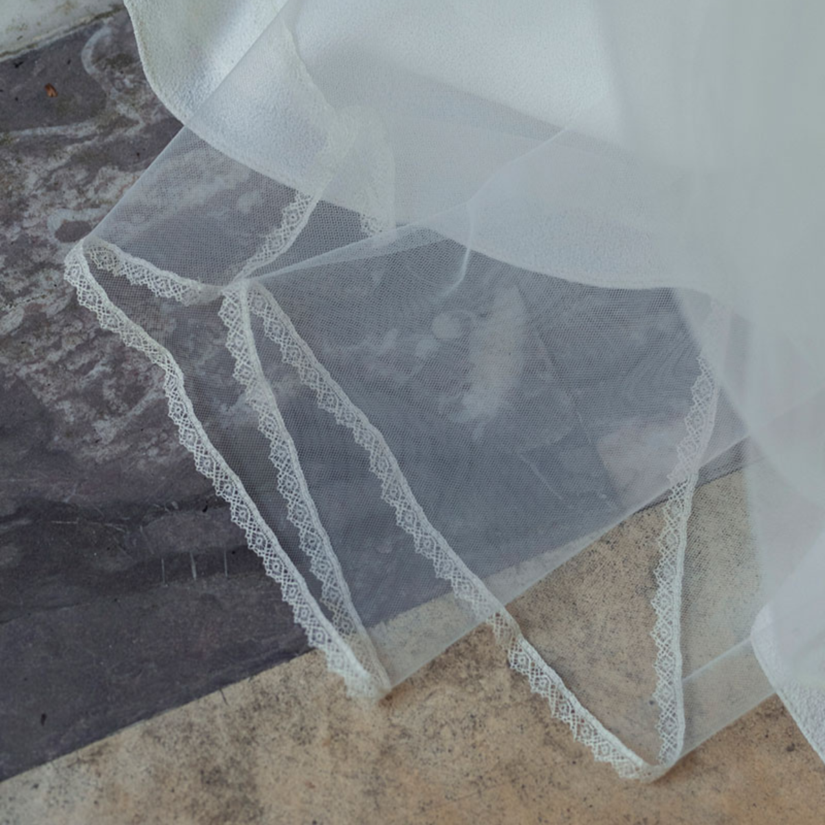 ÉTOLE EN SOIE BORDÉE DE DENTELLE