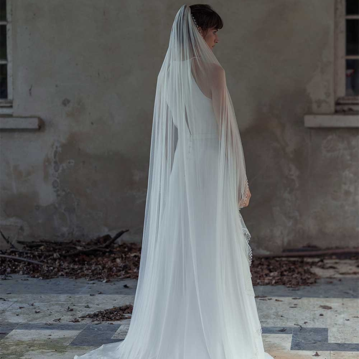 VOILE LONG EN SOIE BORDÉ DE DENTELLE