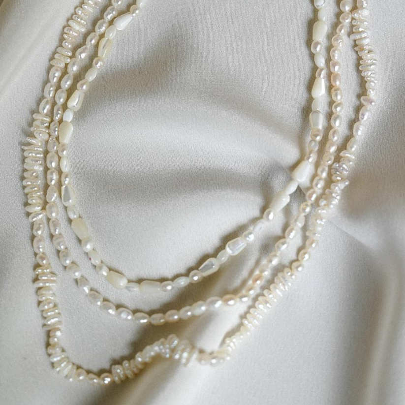 Collier à trois rangs de perles d'eau douce et de nacre