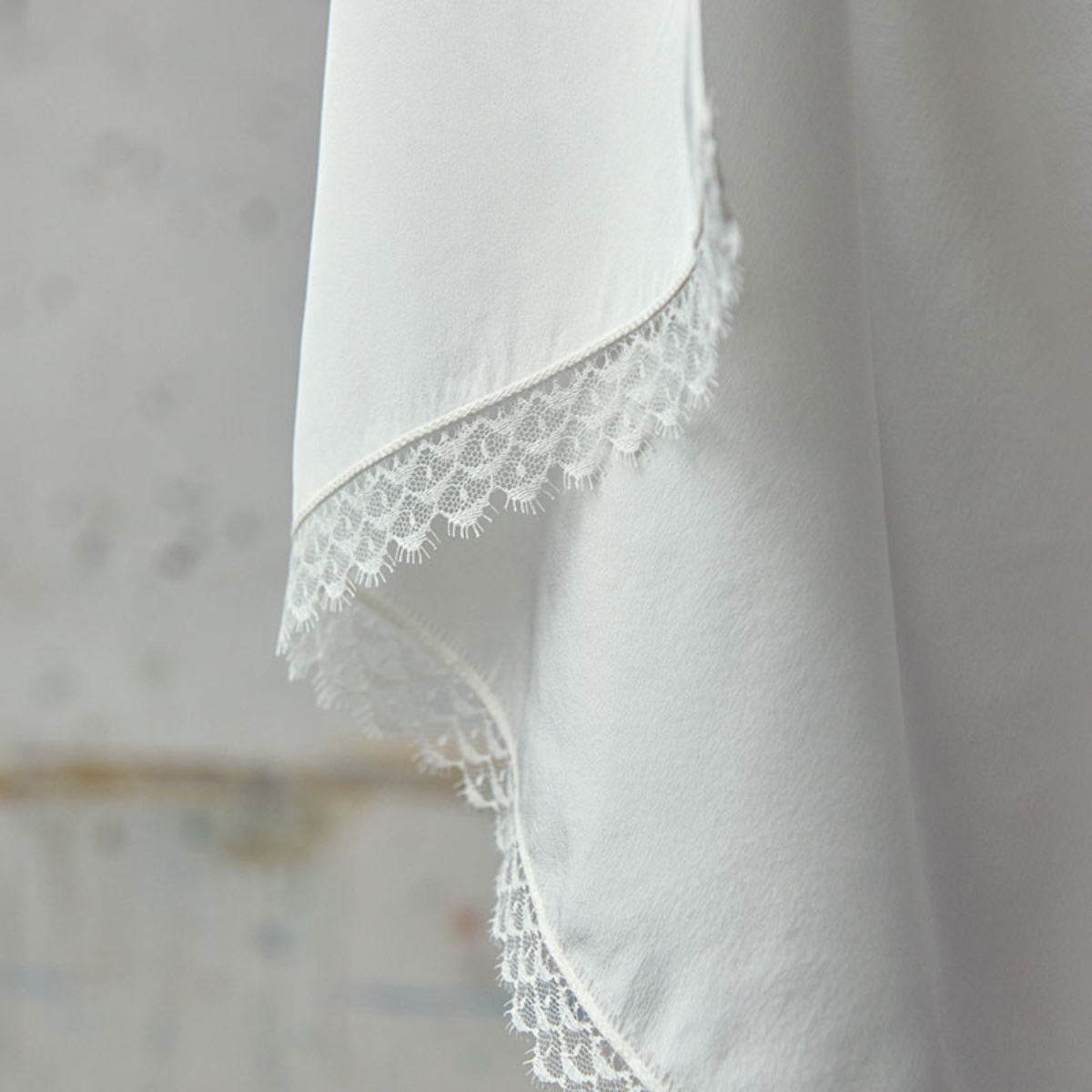 ÉTOLE EN SOIE BORDÉE DE DENTELLE