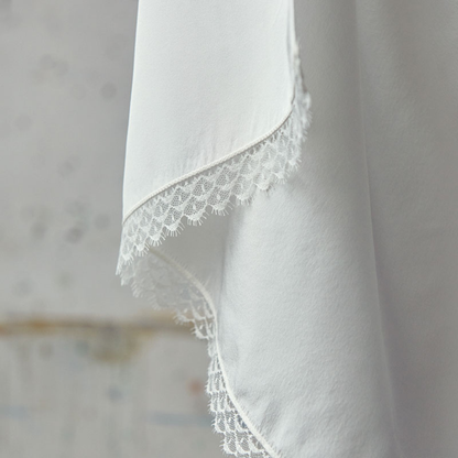 ÉTOLE EN SOIE BORDÉE DE DENTELLE