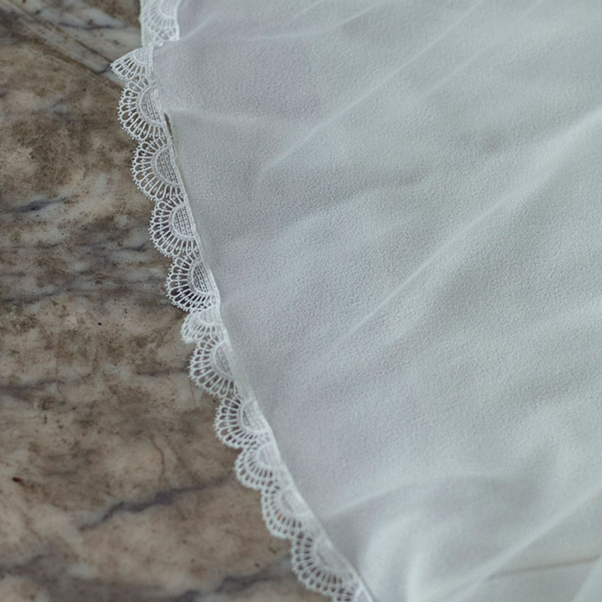 ÉTOLE EN SOIE BORDÉE DE DENTELLE