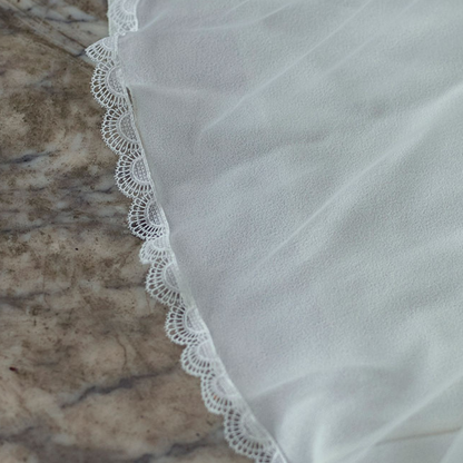 ÉTOLE EN SOIE BORDÉE DE DENTELLE