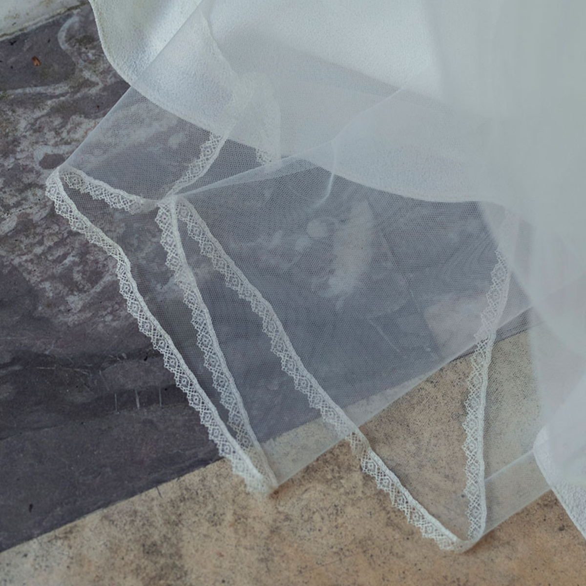 LONG VEIL WITH LACE TRIM AND RETURN