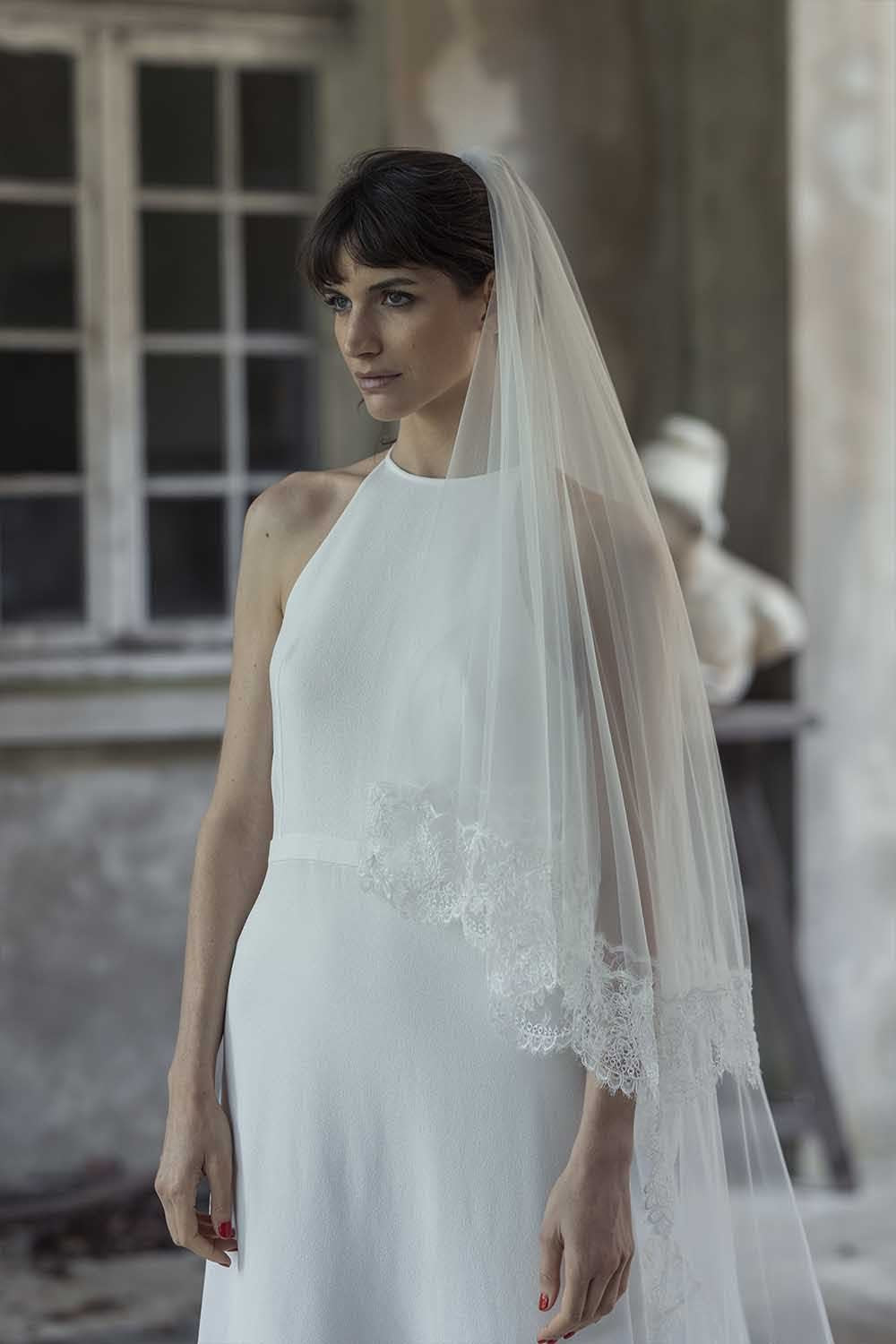 Long veil with lace trim and return