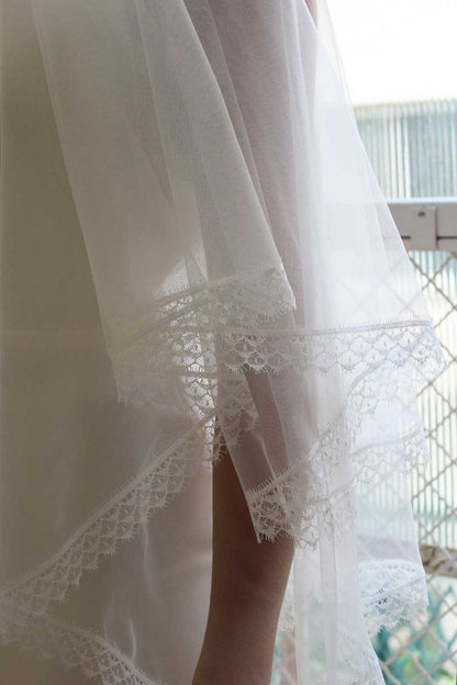 Short veil with lace trim