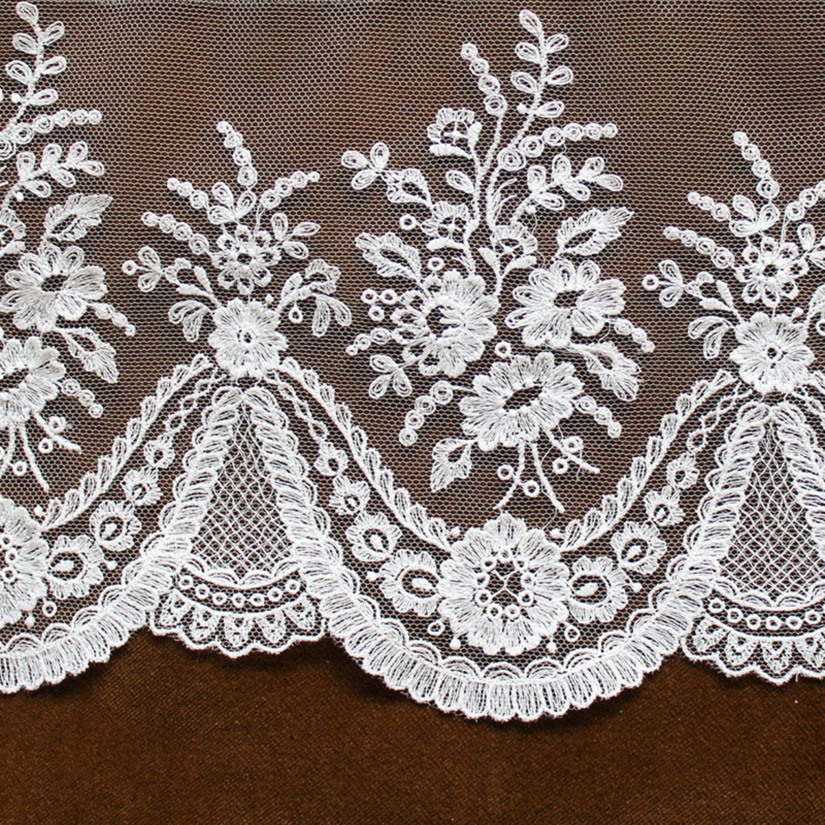 LONG VEIL WITH LACE TRIM AND RETURN