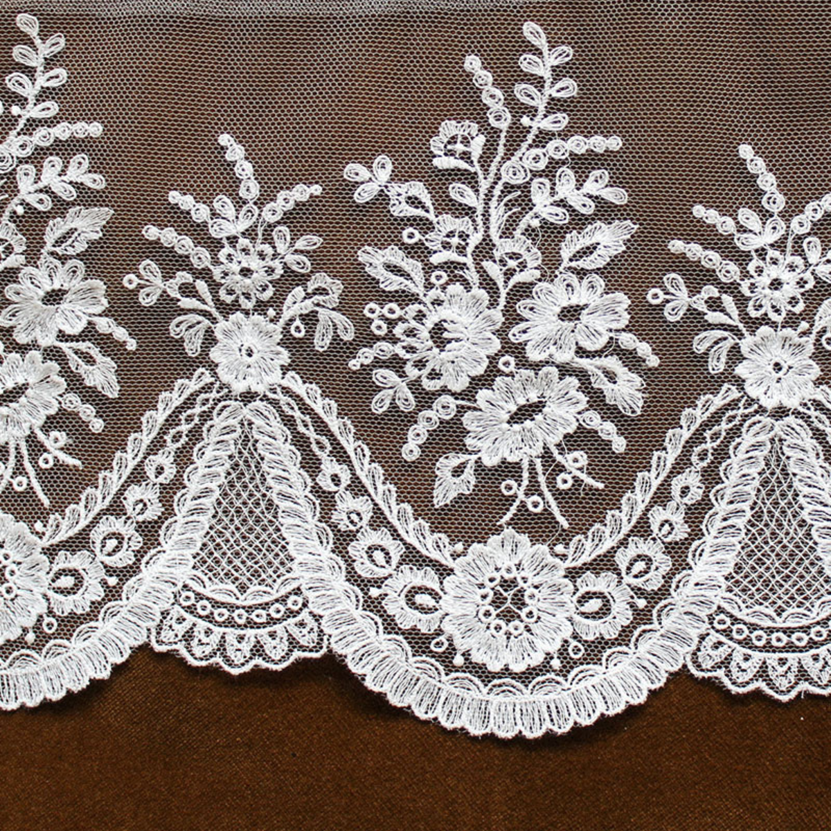 VOILE LONG BORDE DE DENTELLE SANS RETOUR