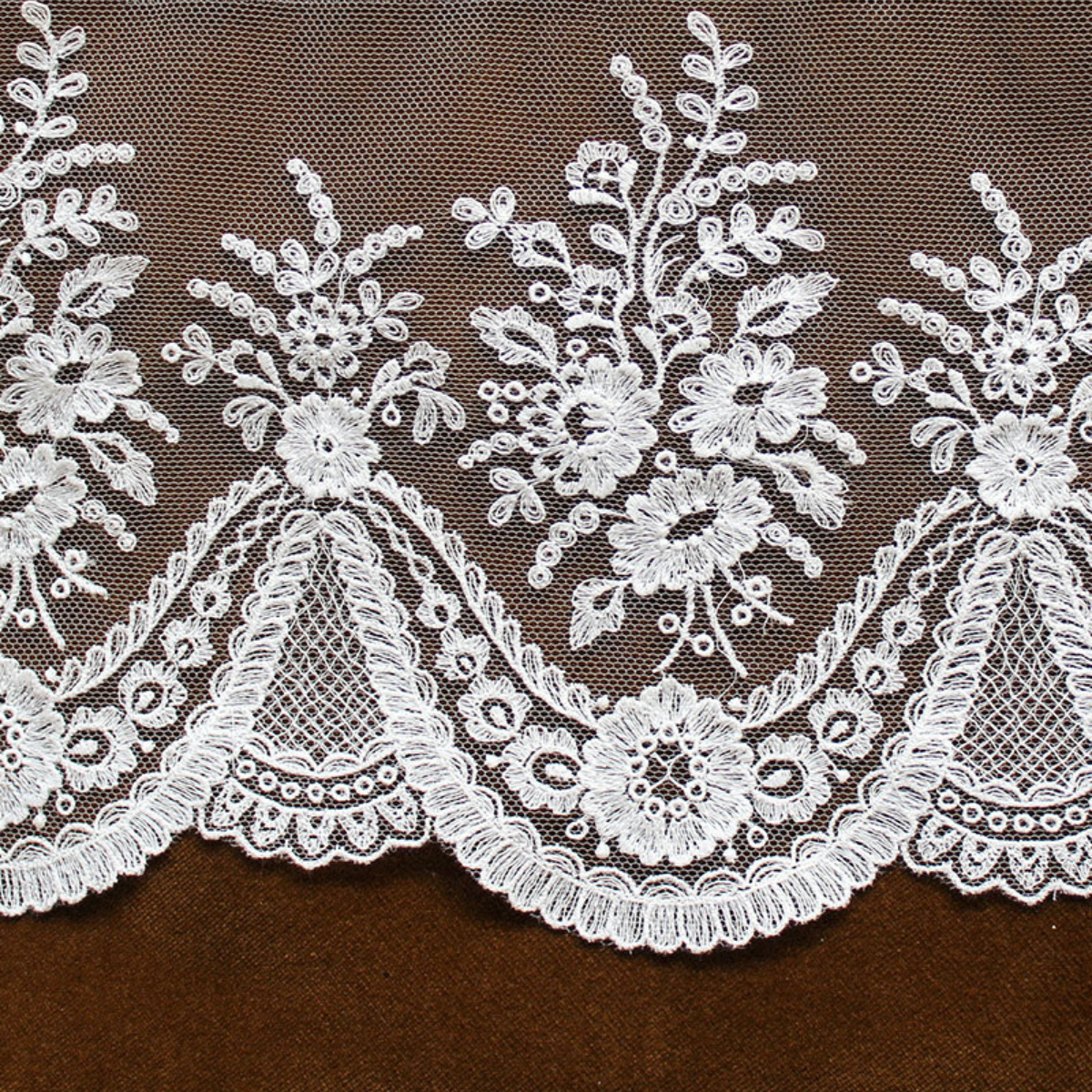 ÉTOLE EN SOIE BORDÉE DE DENTELLE