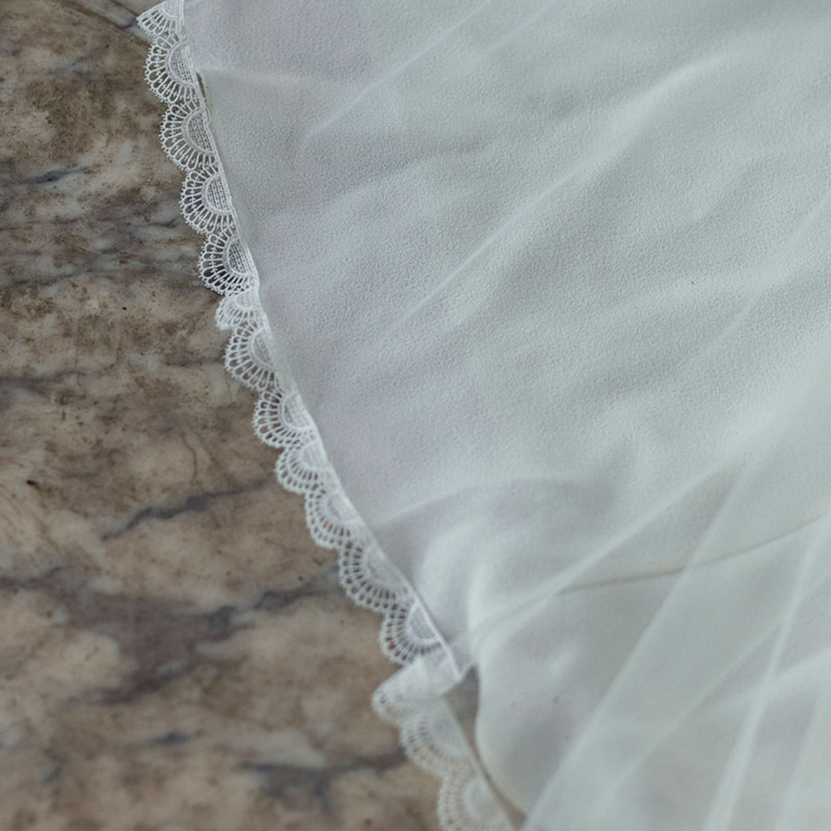 LONG VEIL WITH LACE TRIM AND RETURN