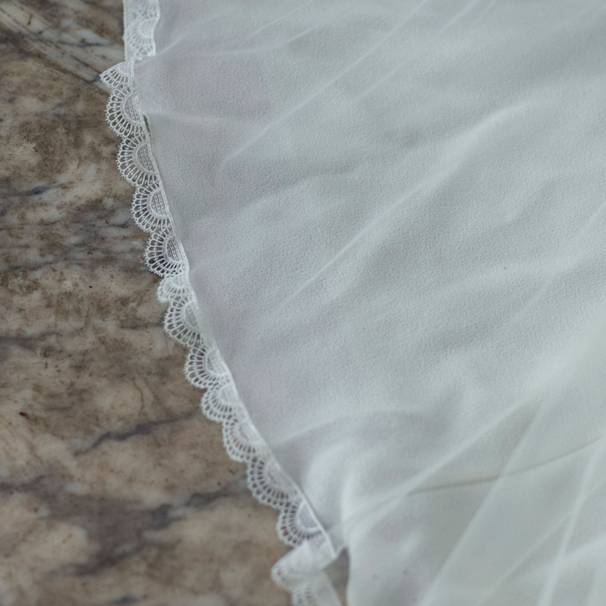 VOILE LONG BORDE DE DENTELLE SANS RETOUR