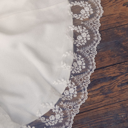 ÉTOLE EN SOIE BORDÉE DE DENTELLE