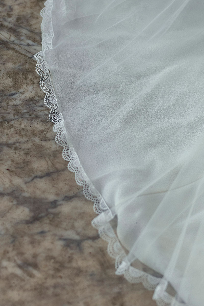 LONG VEIL WITH LACE TRIM AND RETURN