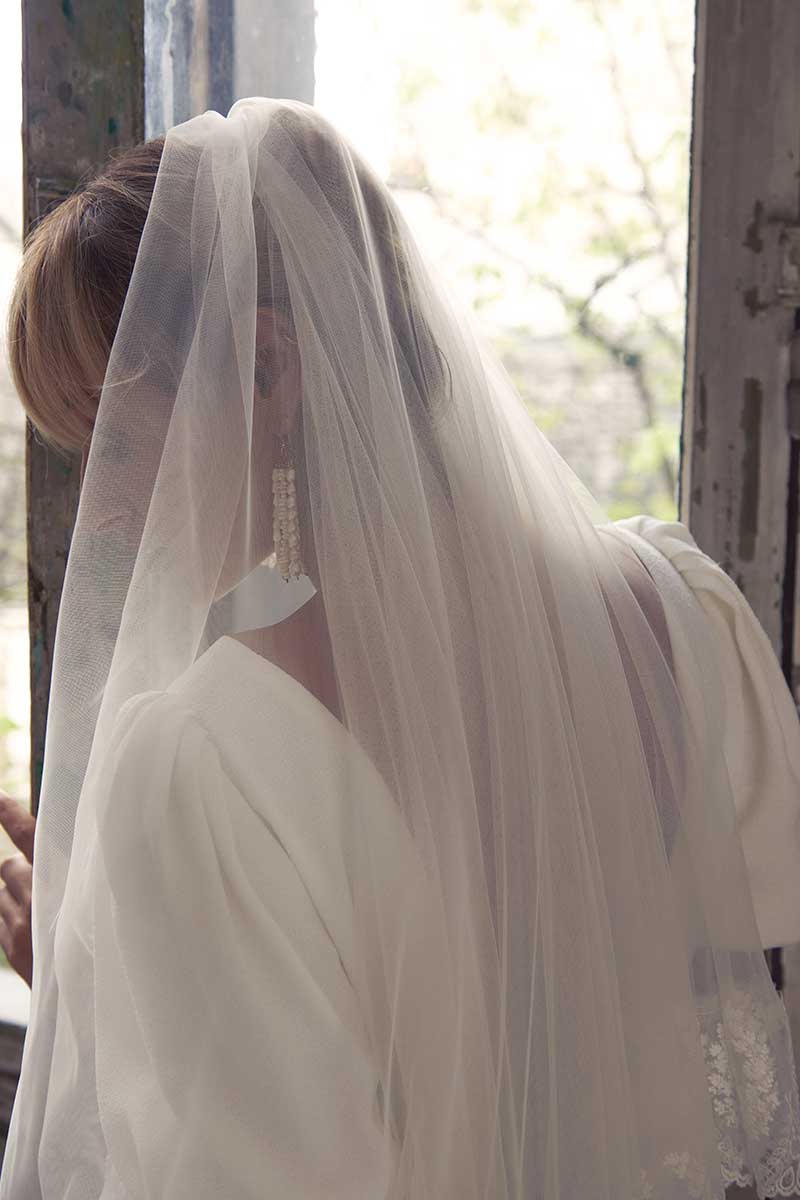 Long veil with lace trim and return